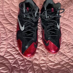 Stylish Men”s' Black and Red Athletic Shoes